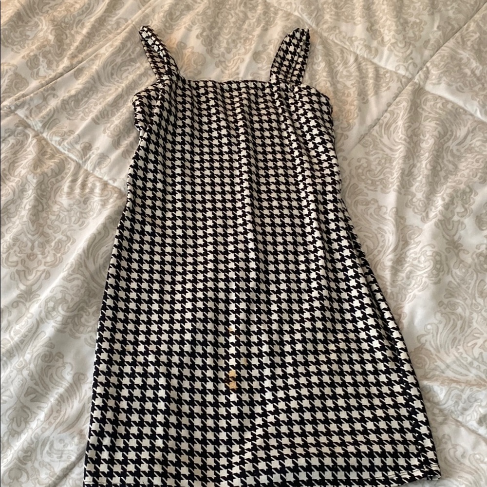 Black and White Sleeveless Sheath Mini Dress